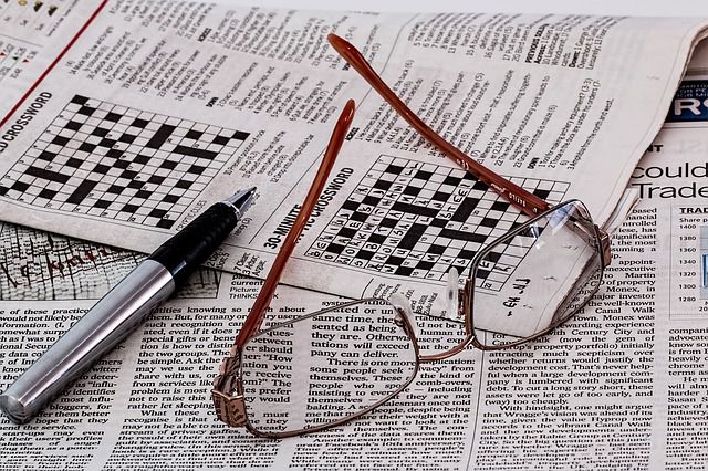 新聞のパズルと眼鏡とペン